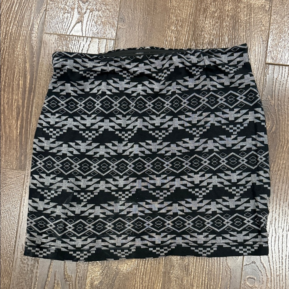 Dynamite Black & Gray Geometric Knit Mini Skirt